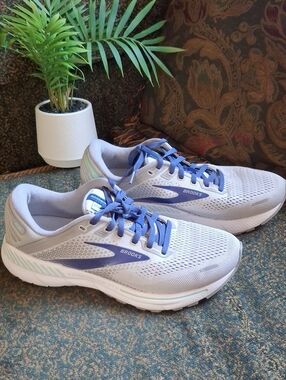 Brooks Adrenaline GTS 22 Women's Running Sneakers.  Size 10 Wide.